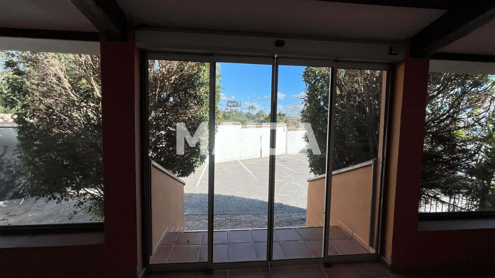 Commercial property 1 150 m² in Estepona, Spain