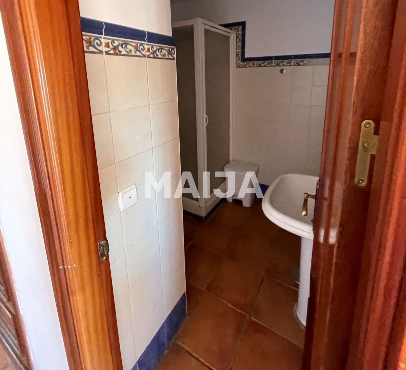 Commercial property 1 150 m² in Estepona, Spain