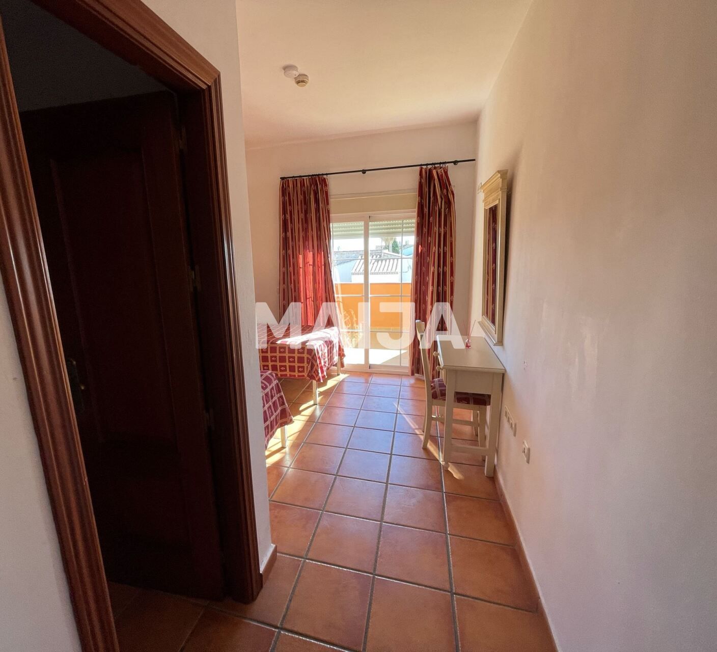 Commercial property 1 150 m² in Estepona, Spain