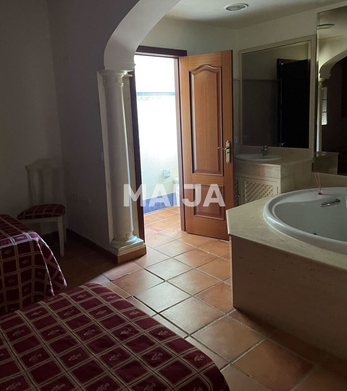 Commercial property 1 150 m² in Estepona, Spain