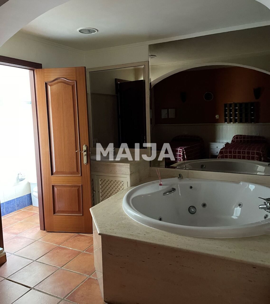 Commercial property 1 150 m² in Estepona, Spain