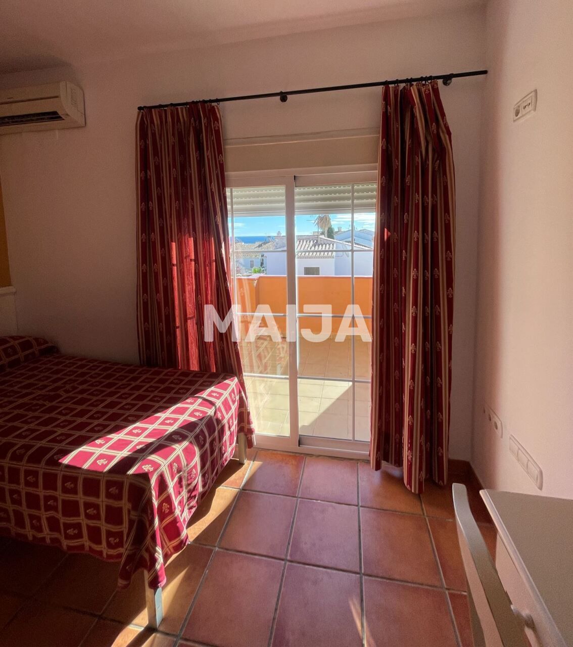 Commercial property 1 150 m² in Estepona, Spain