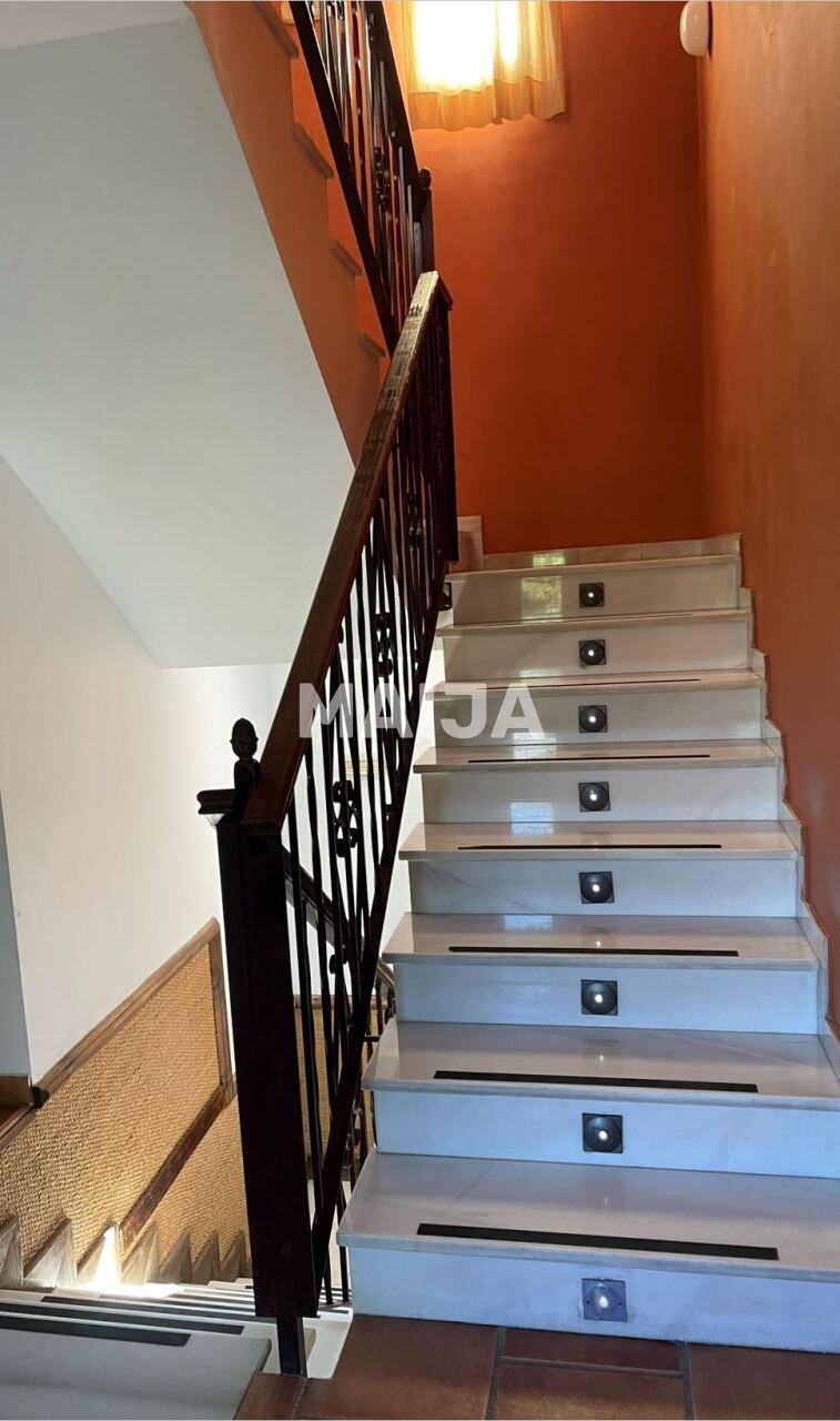 Commercial property 1 150 m² in Estepona, Spain