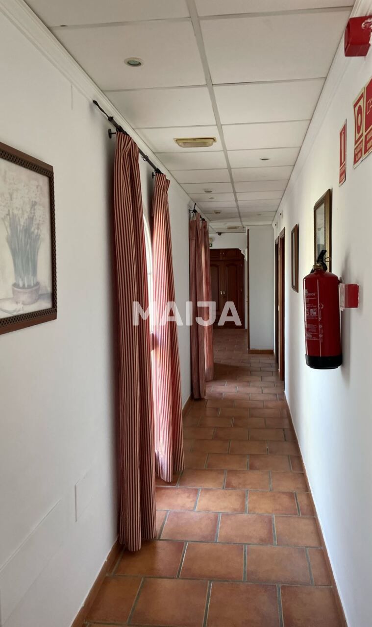 Commercial property 1 150 m² in Estepona, Spain