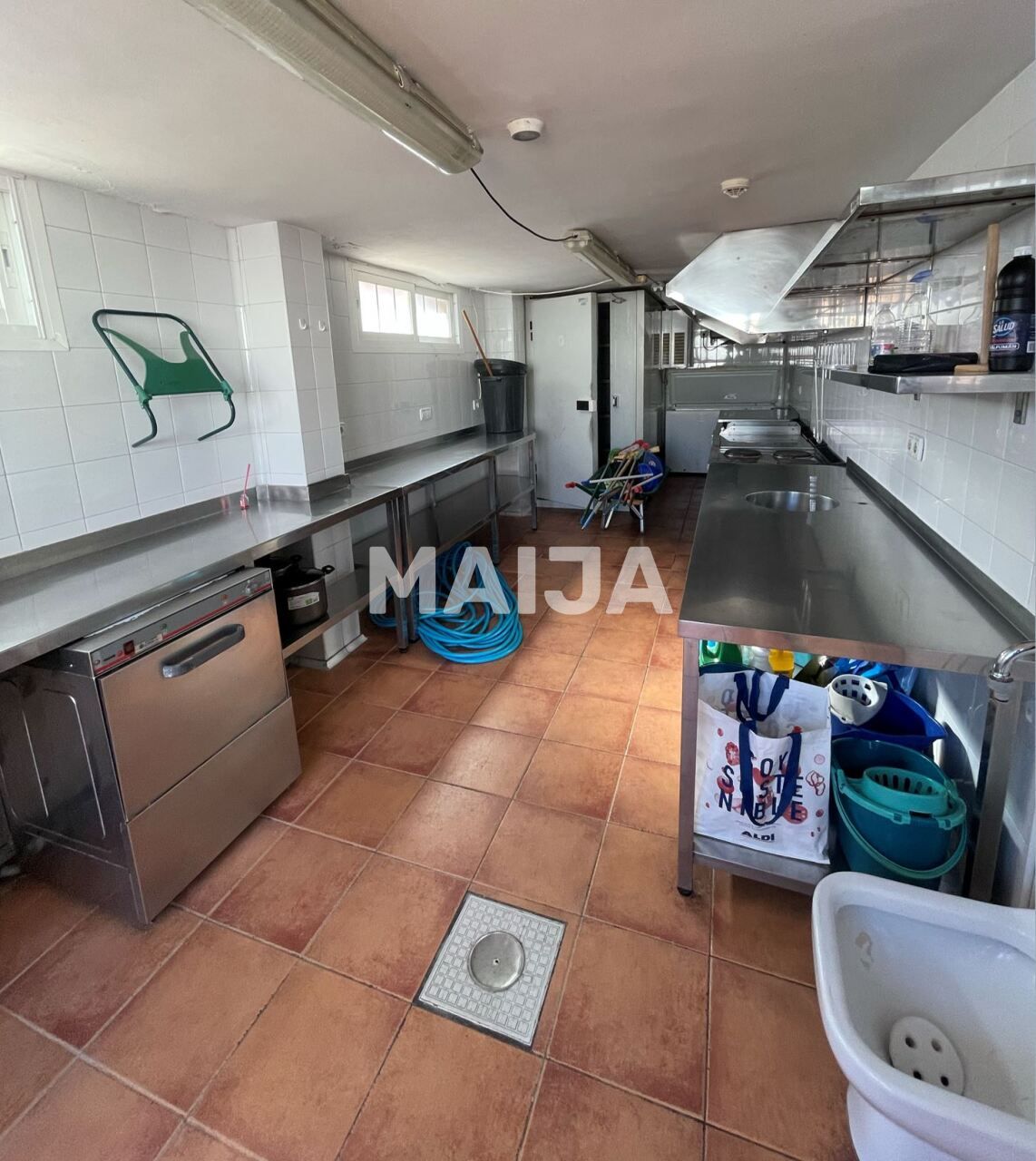 Commercial property 1 150 m² in Estepona, Spain